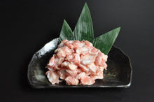 画像をギャラリービューアに読み込む, 信玄どり 膝軟骨。その名の通り、膝の部分の軟骨です。よく見かけますが、1羽から2つしか取れないのでかなり希少な部位です。ヤゲン軟骨同様、塩焼きや唐揚げに向いている部位です。鶏肉/信玄どり/通販/お取り寄せ/全国配送/熟成/手捌き/鳥しげオンラインショップ